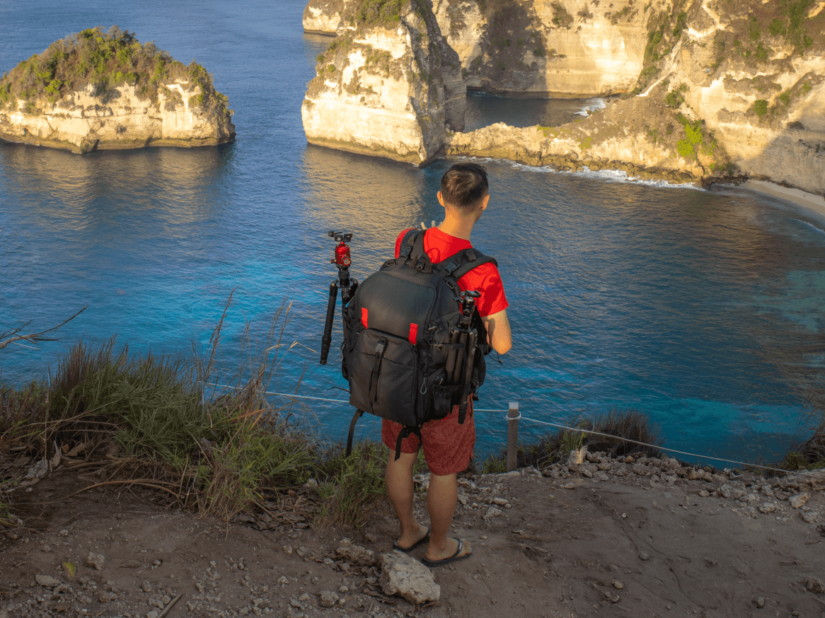 Two Red Tabs: The World’s First 10-in-1 Camera Bag