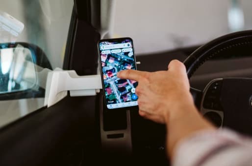 The Hands-Free Phone Holder That Doesn’t Distract
