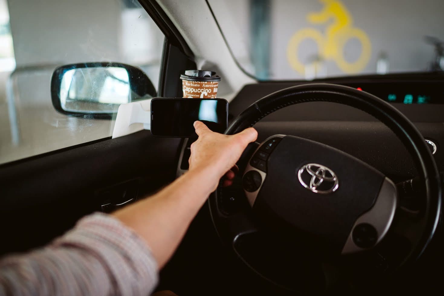 The Hands-Free Phone Holder That Doesn’t Distract