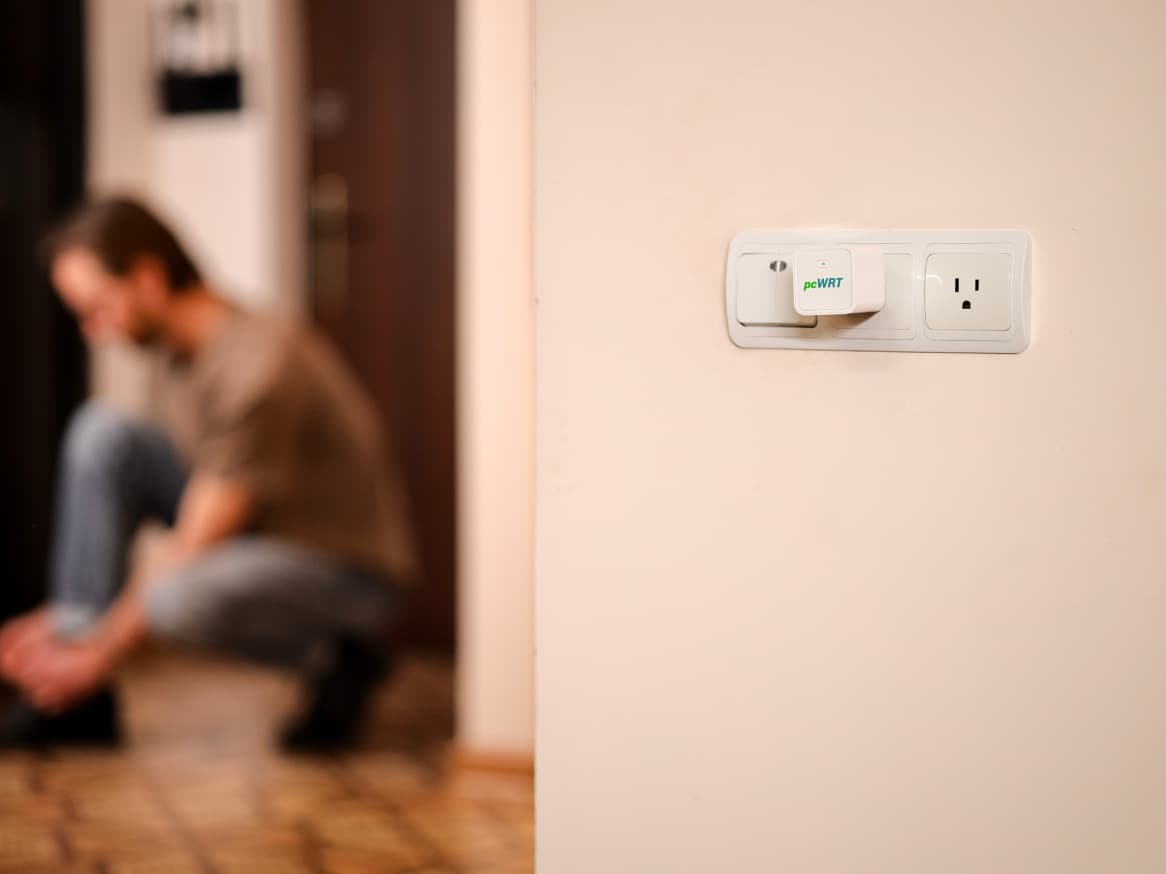 SEATTLE-NANO: World's Smallest Dual-Band Travel Router