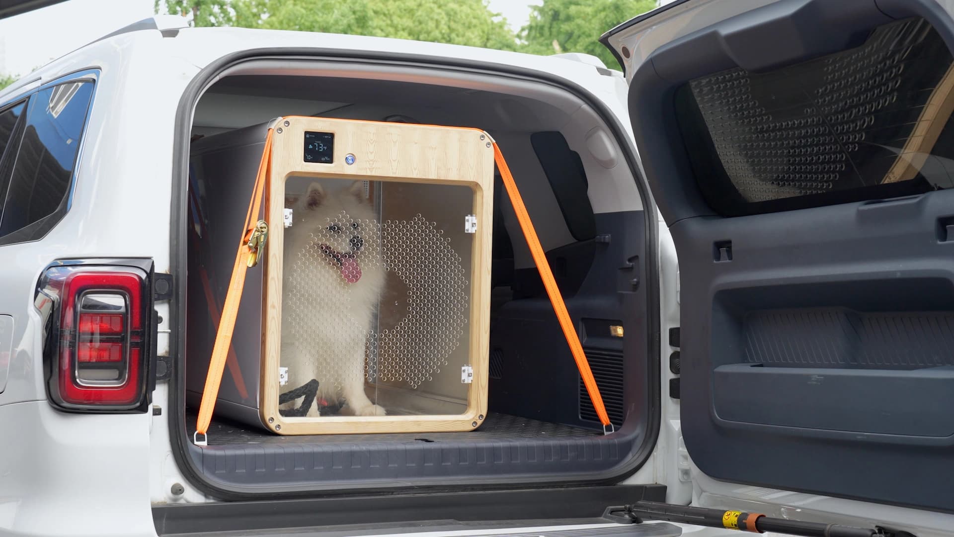 World’s First Battery-Powered Air-Conditioned Pet Crate